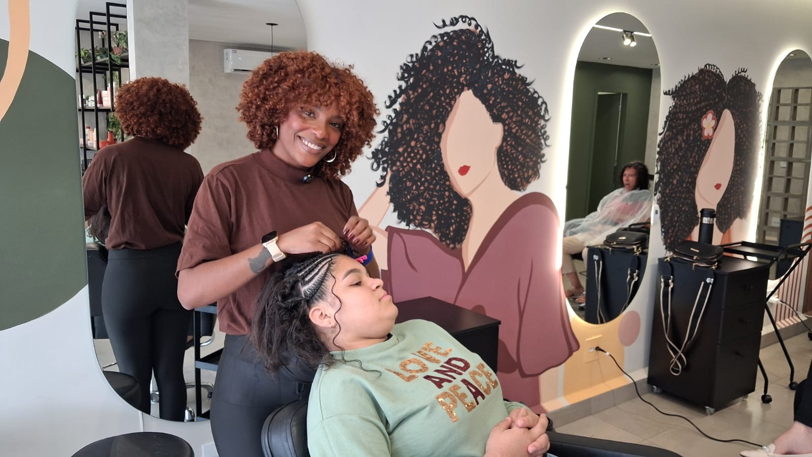 Bianca da Silva Torneli, 29 anos, trancista há nove anos e integrante do Coletivo de Mulheres Negras de Apucarana.