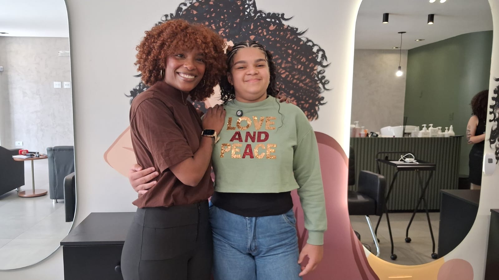 Bianca recebe diariamente mulheres que buscam mais do que um penteado: procuram reencontro consigo mesmas.