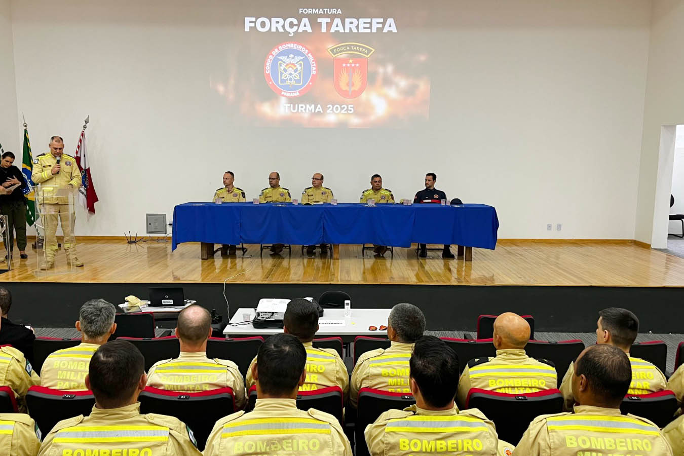 Bombeiros atuam horas após formatura no tornado de Rio Bonito