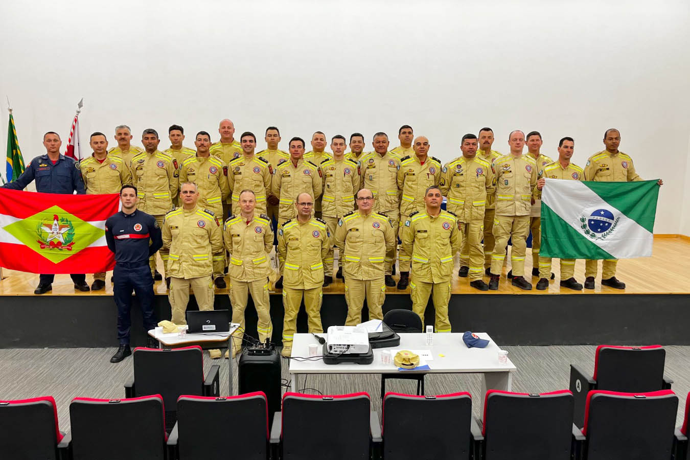 Bombeiros atuam horas após formatura no tornado de Rio Bonito
