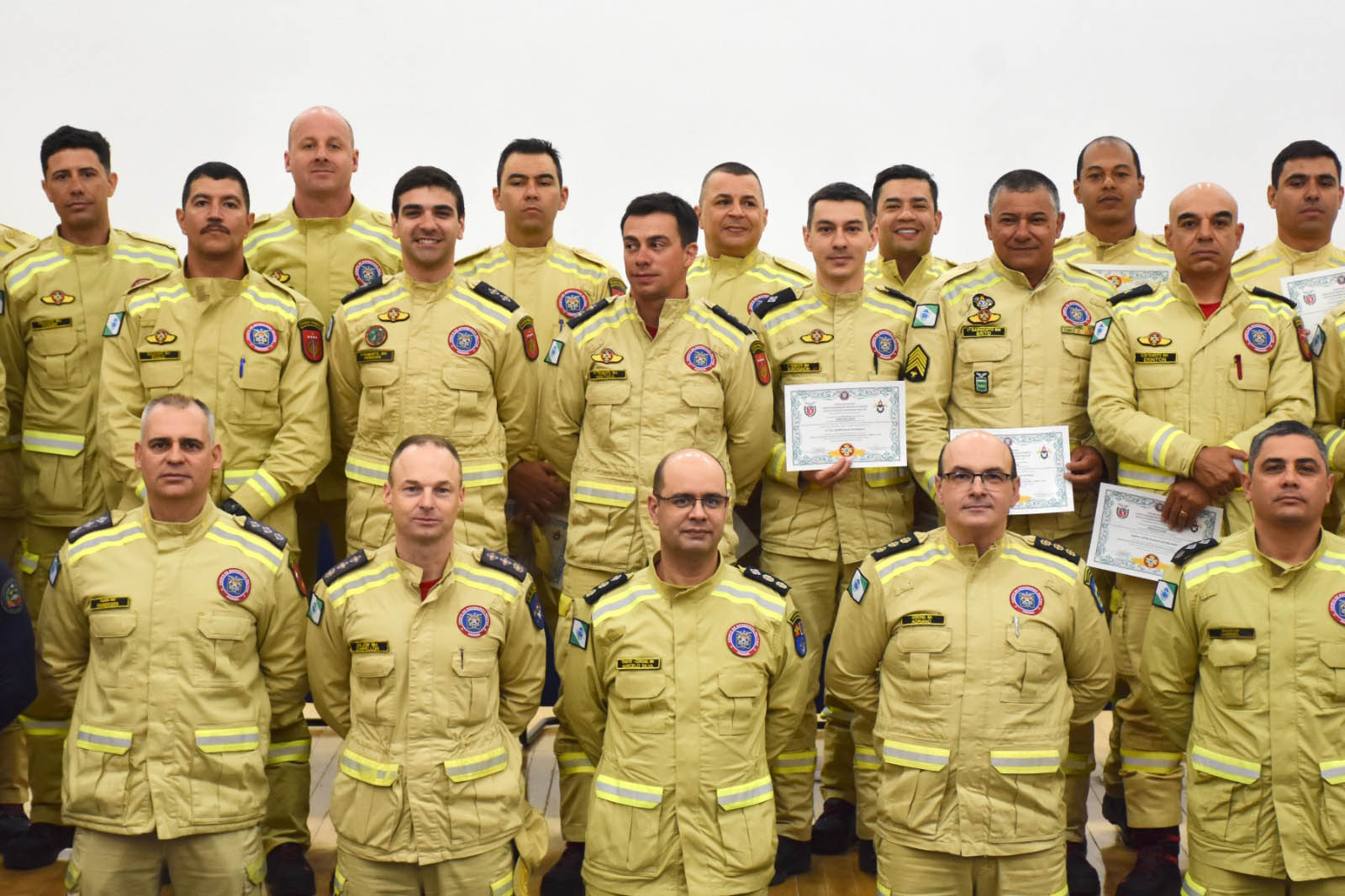 Bombeiros atuam horas após formatura no tornado de Rio Bonito