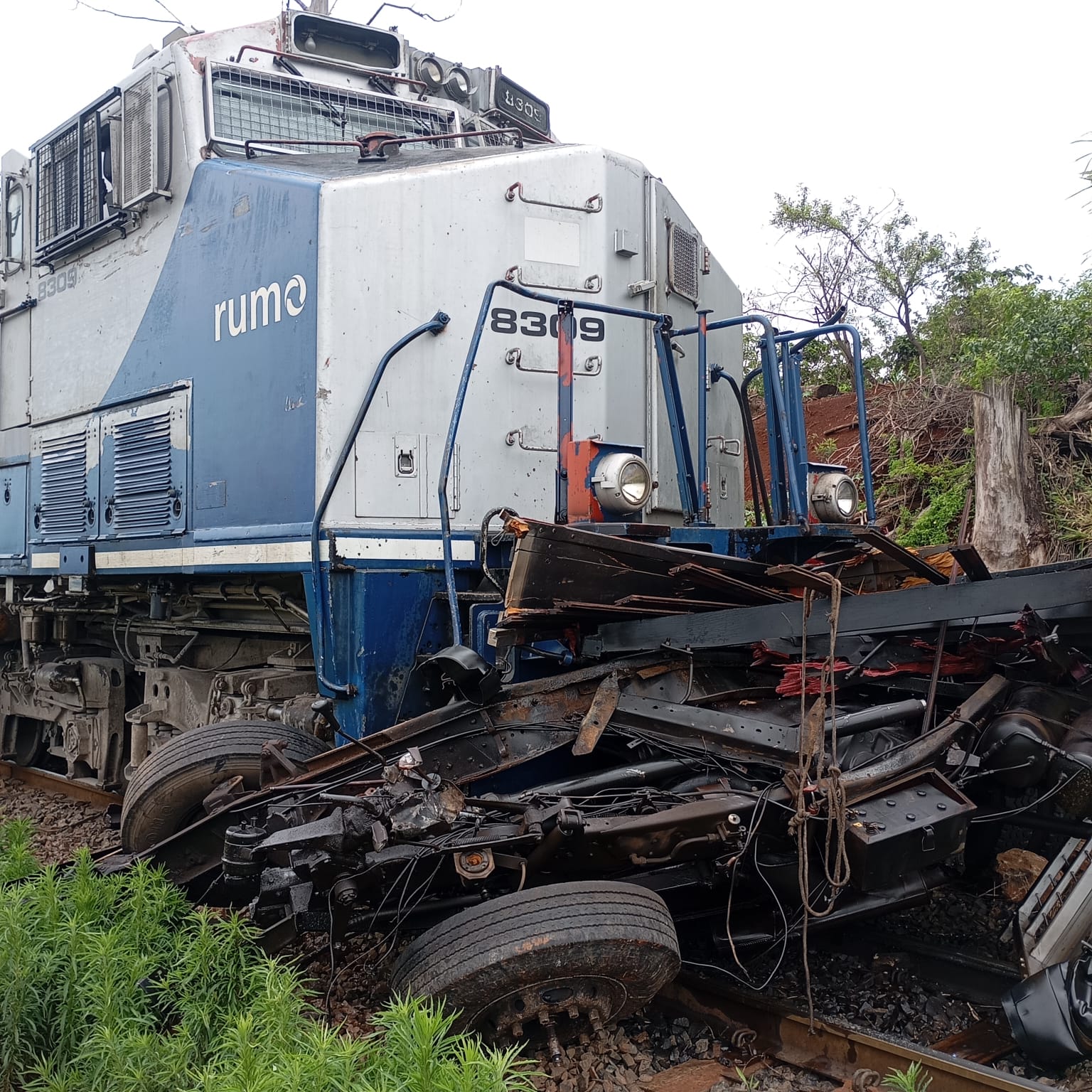 Caminhão parte ao meio após colisão com trem em Marilândia do Sul