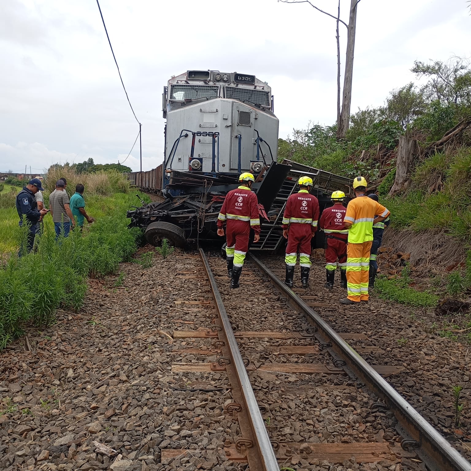 Caminhão parte ao meio após colisão com trem em Marilândia do Sul