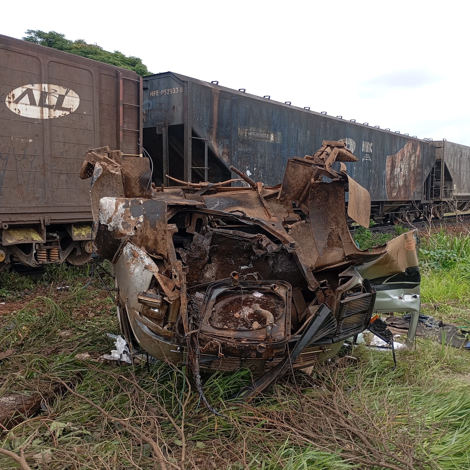 Caminhão parte ao meio após colisão com trem em Marilândia do Sul