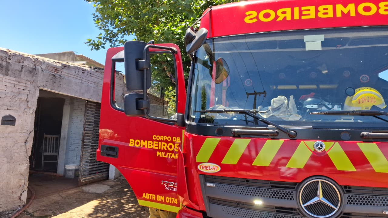 Cano estourado pelo calor ajuda a conter incêndio em casa de Apucarana