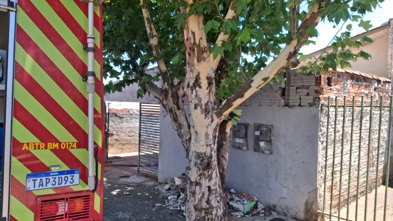 Cano estourado pelo calor ajuda a conter incêndio em casa de Apucarana