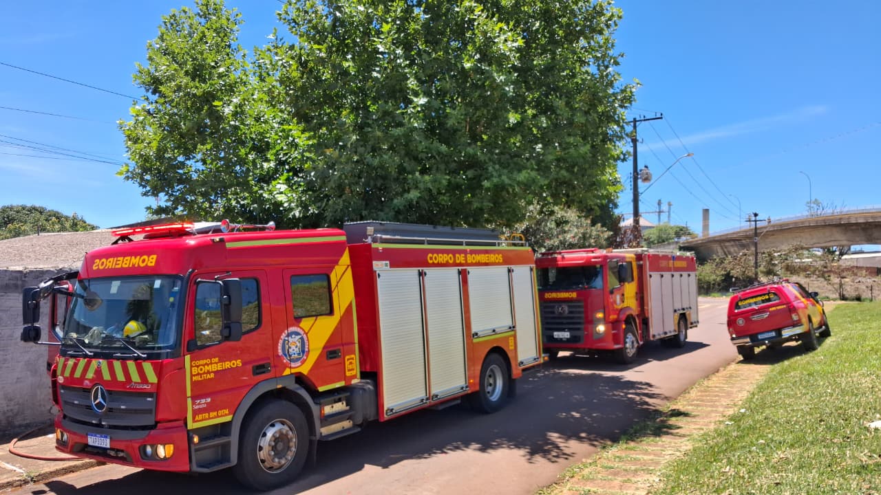 Cano estourado pelo calor ajuda a conter incêndio em casa de Apucarana