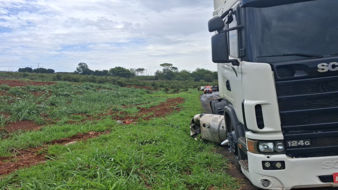 Carreta carregada com frangos tomba na BR-376 entre Cambira e Jandaia