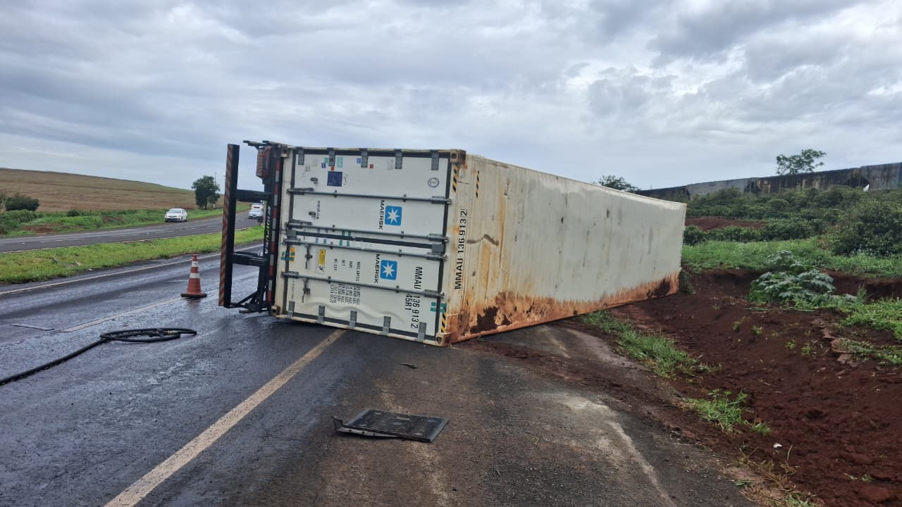 Carreta carregada com frangos tomba na BR-376 entre Cambira e Jandaia