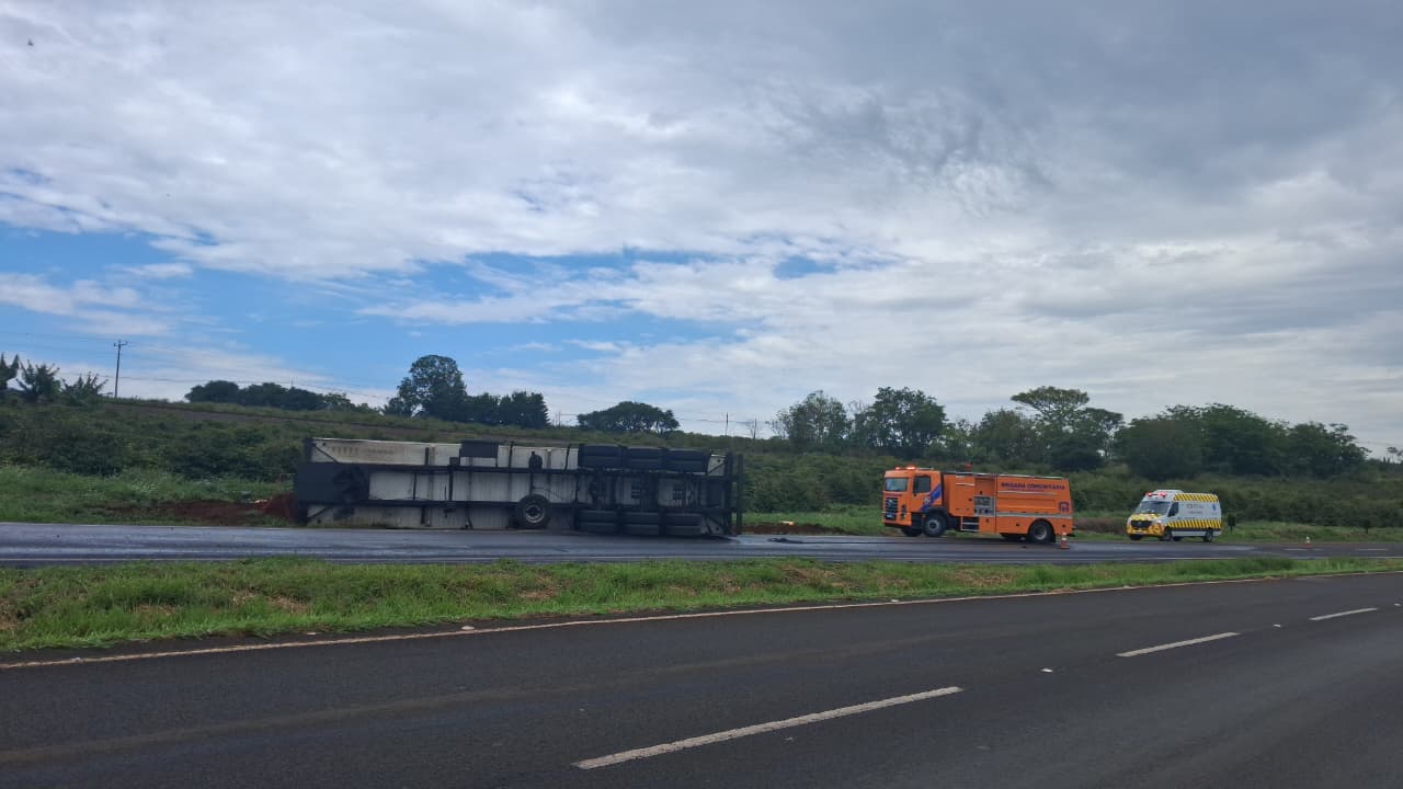 Carreta carregada com frangos tomba na BR-376 entre Cambira e Jandaia