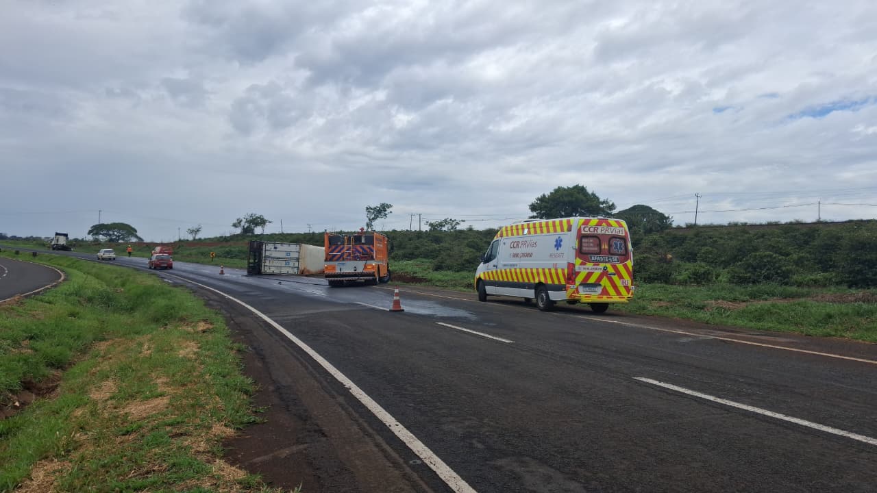 Carreta carregada com frangos tomba na BR-376 entre Cambira e Jandaia
