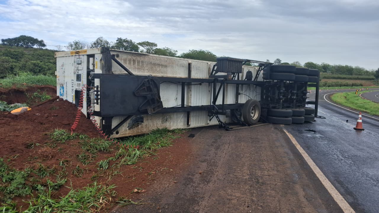 Carreta carregada com frangos tomba na BR-376 entre Cambira e Jandaia