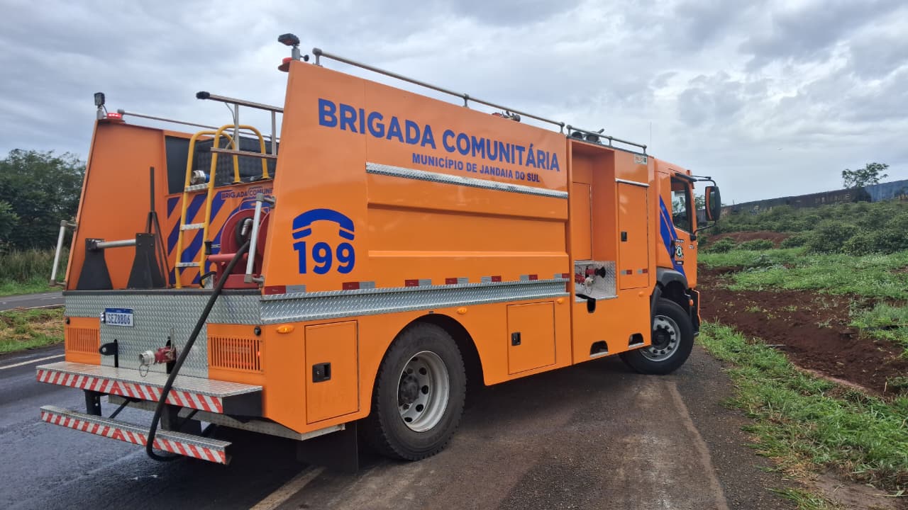 Carreta carregada com frangos tomba na BR-376 entre Cambira e Jandaia