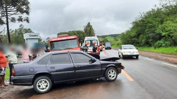 Carro bate de frente com caminhão em Jandaia do Sul na BR-369