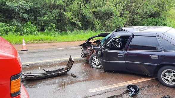 Carro bate de frente com caminhão em Jandaia do Sul na BR-369