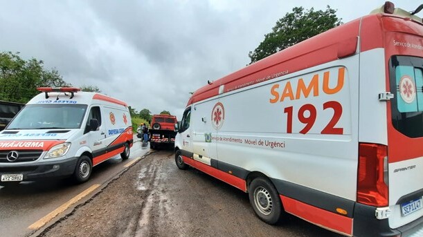 Carro bate de frente com caminhão em Jandaia do Sul na BR-369