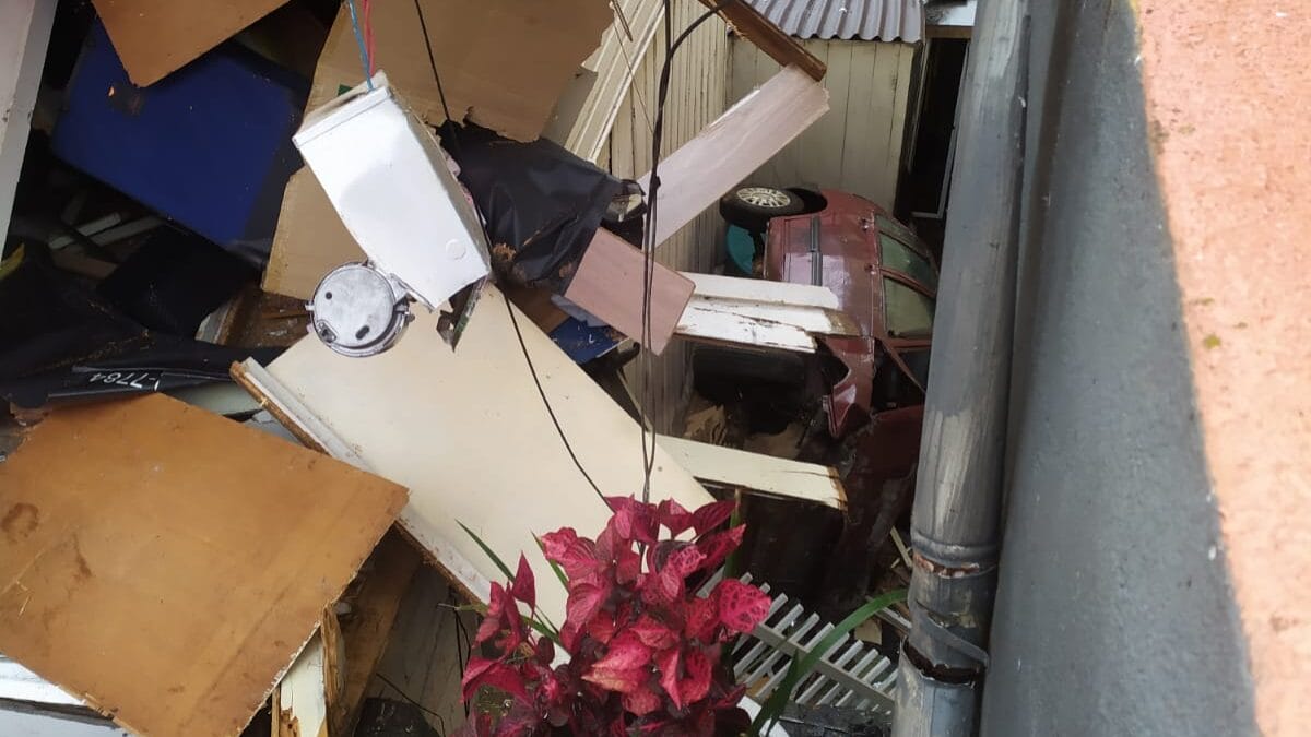 Carro invade e destrói casa em SC enquanto moradores dormiam