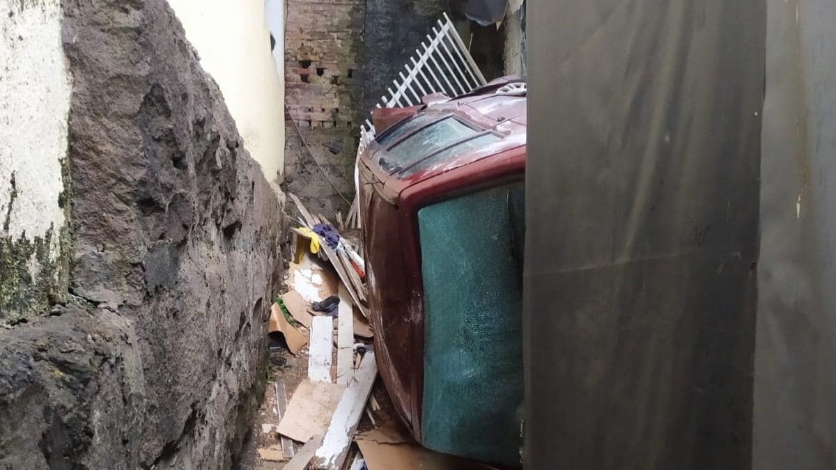 Carro invade e destrói casa em SC enquanto moradores dormiam