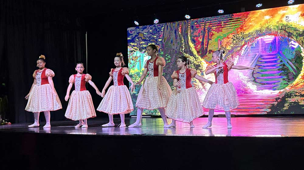 Centro Cultural encerra ano letivo da oficina de dança em Ivaiporã