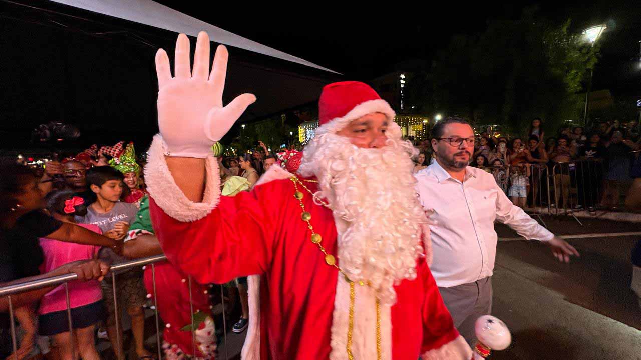Chegada do Papai Noel abre programação de Natal em Ivaiporã