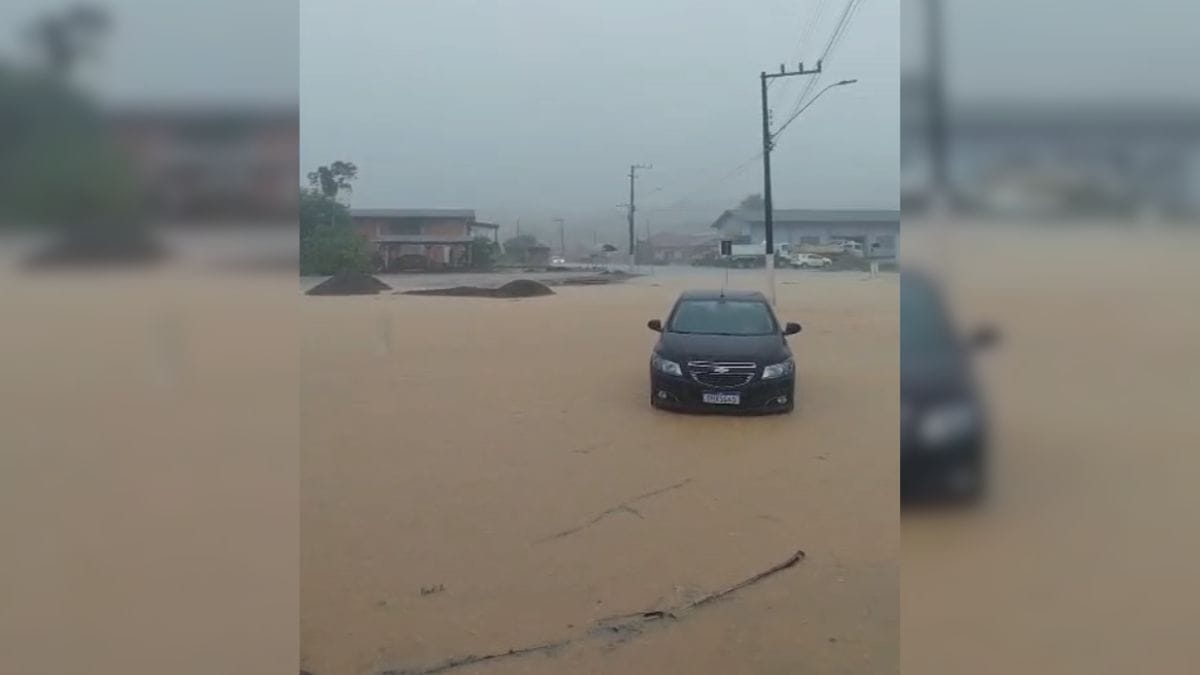 Cidades submersas: chuvas transformam ruas em rios em SC