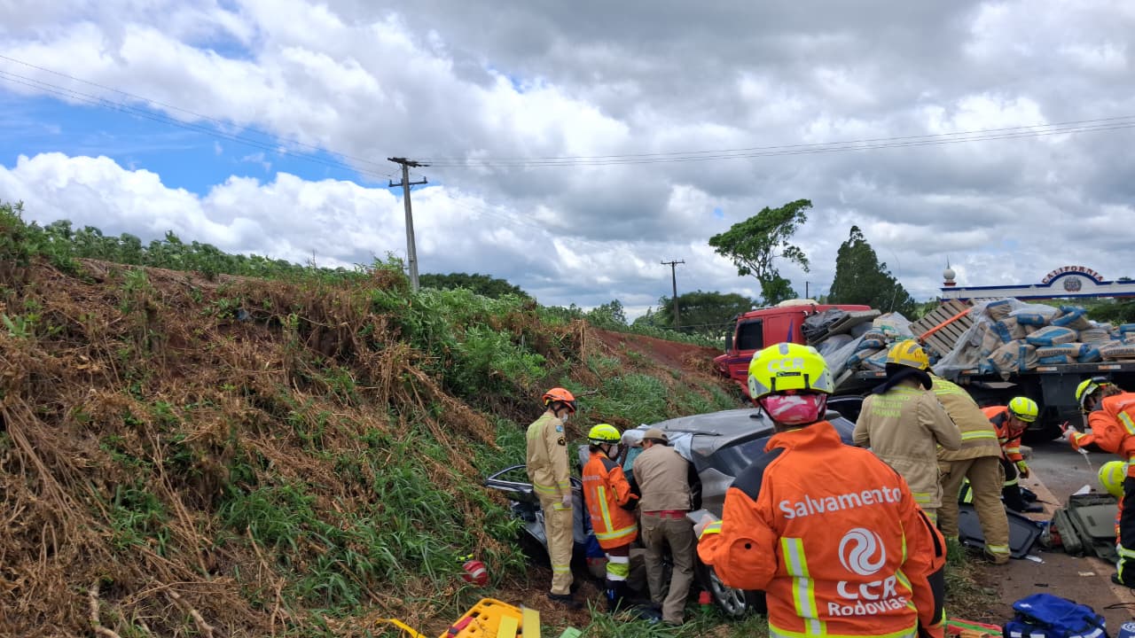 Colisão entre HB20 e carreta deixa feridos na BR-376 em Califórnia
