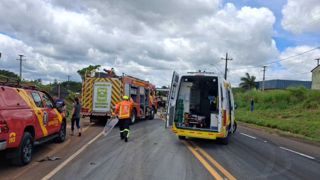 Colisão entre HB20 e carreta deixa feridos na BR-376 em Califórnia