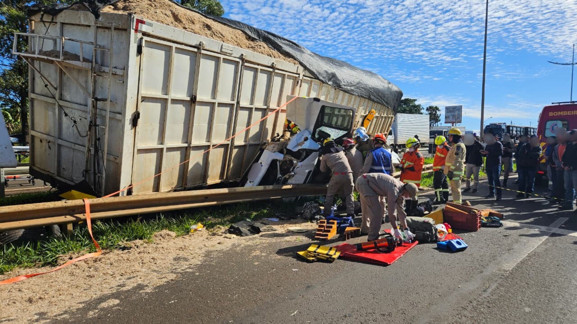 Duas pessoas ficam feridas após carreta prensar van na BR-369
