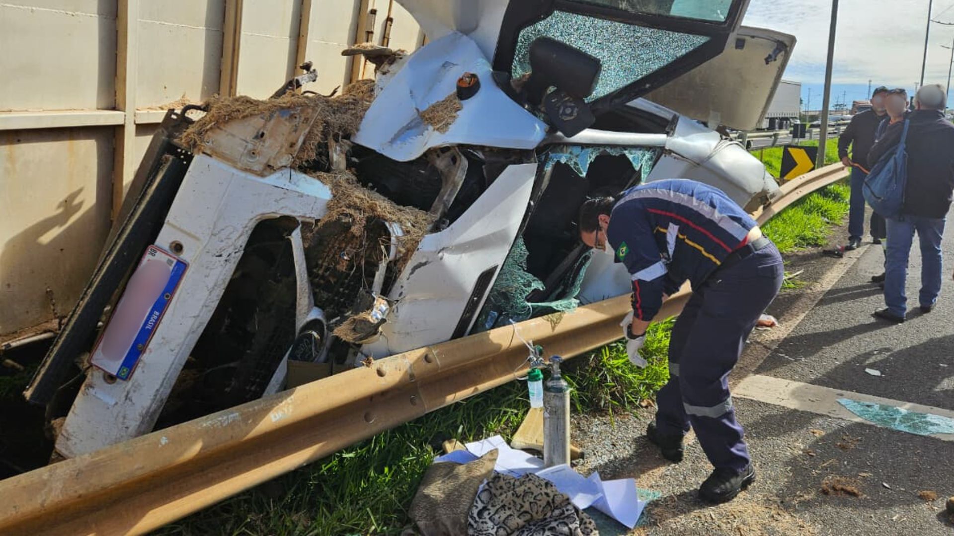 Duas pessoas ficam feridas após carreta prensar van na BR-369