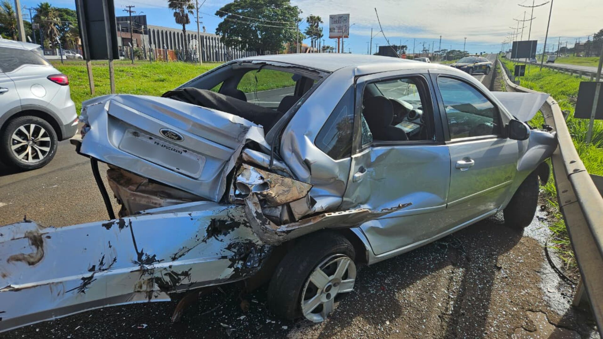 Duas pessoas ficam feridas após carreta prensar van na BR-369