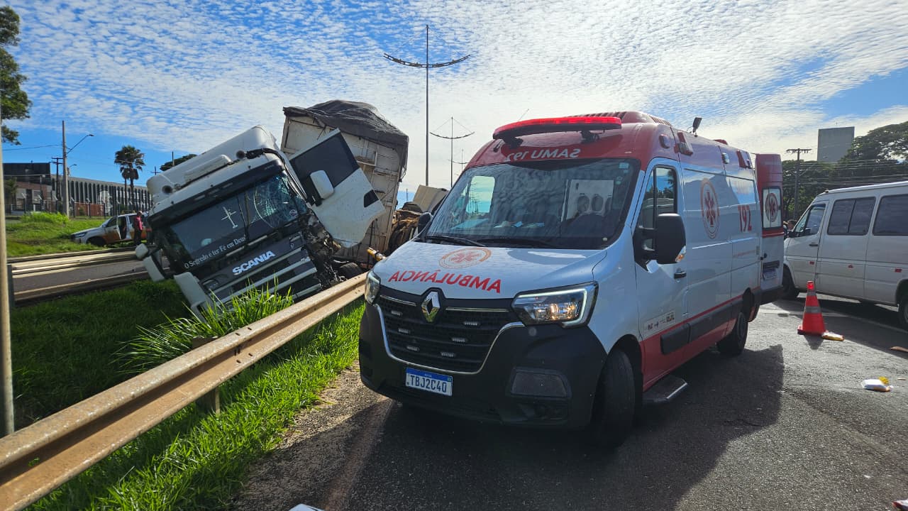 Duas pessoas ficam feridas após carreta prensar van na BR-369