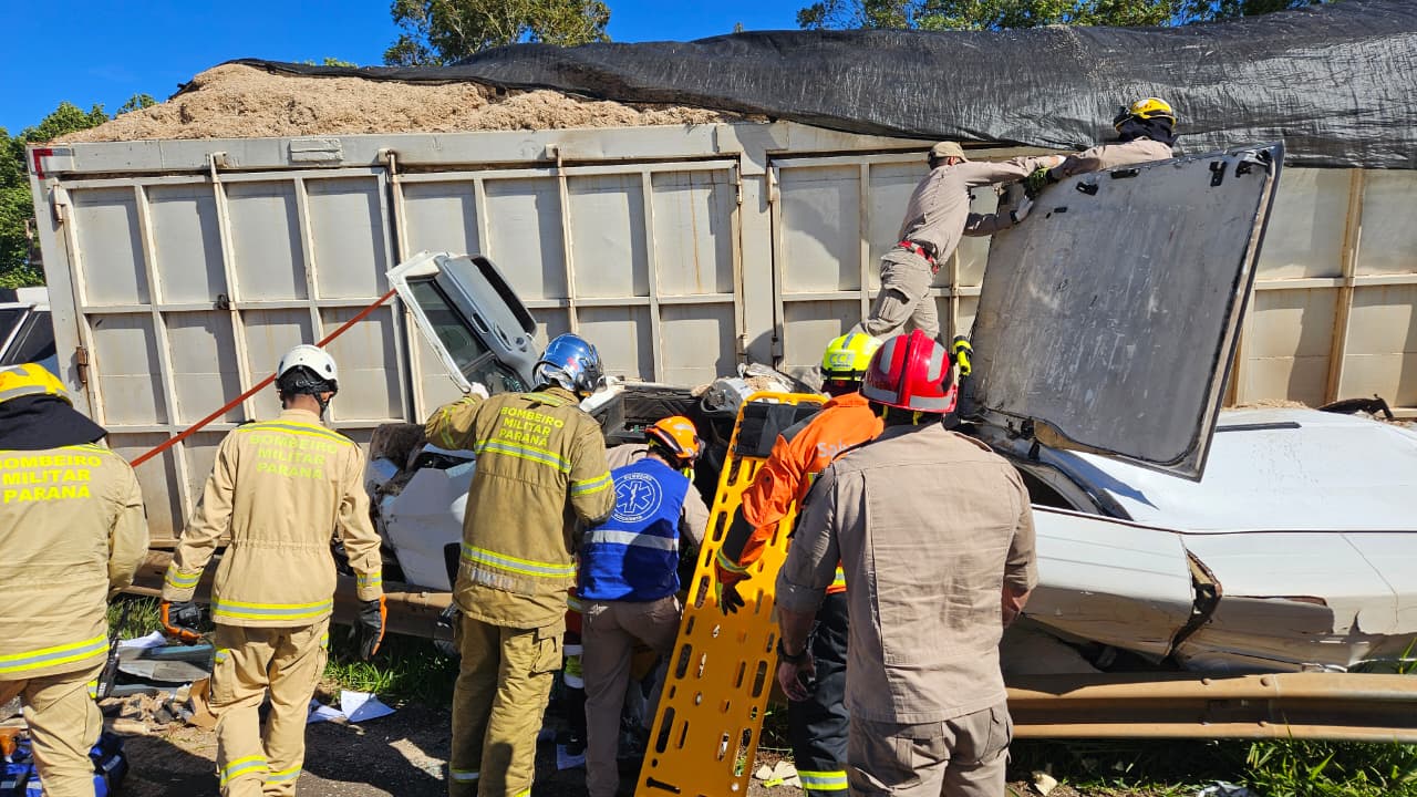 Duas pessoas ficam feridas após carreta prensar van na BR-369