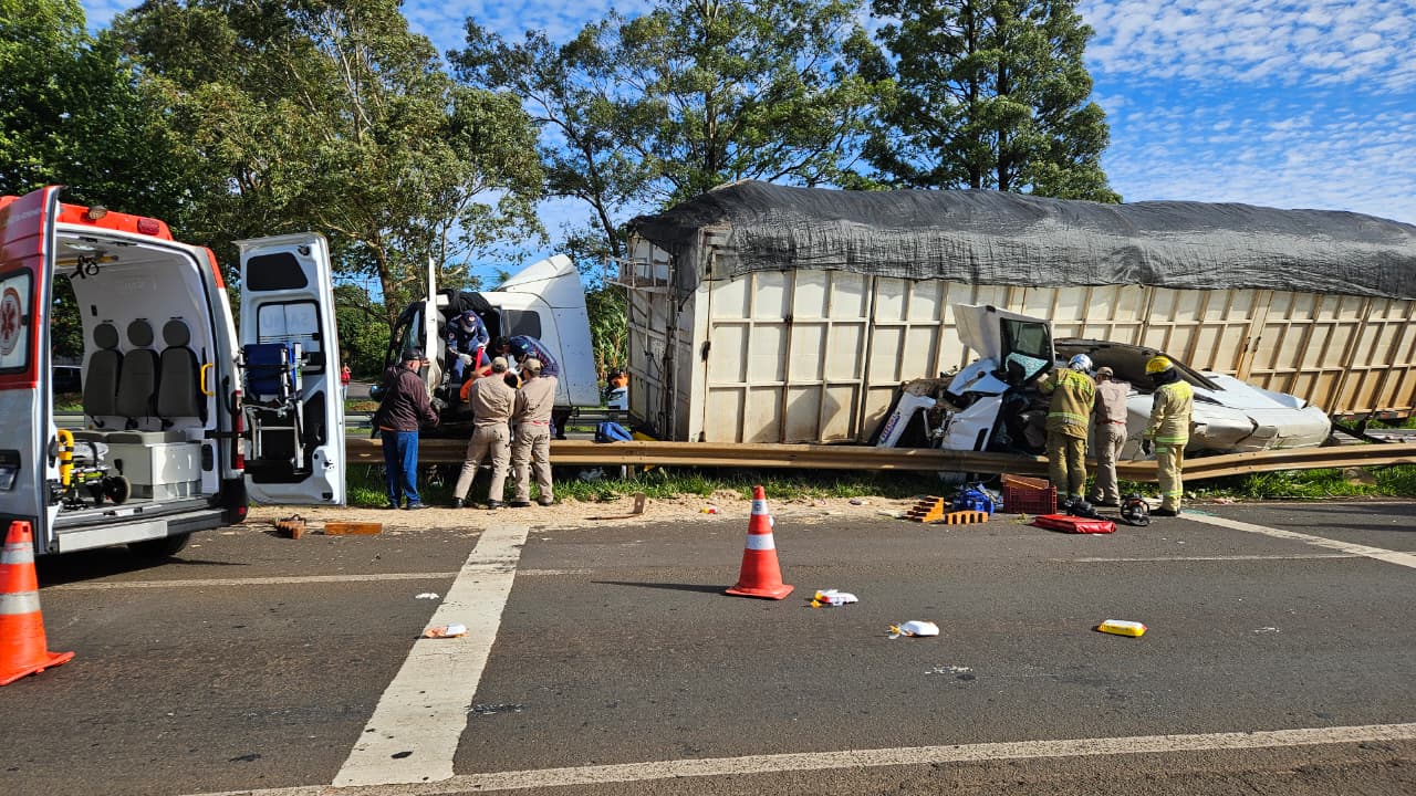 Duas pessoas ficam feridas após carreta prensar van na BR-369