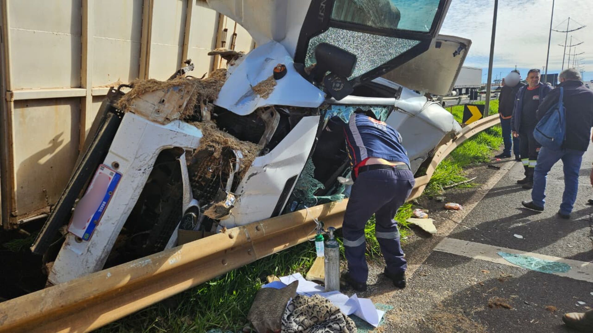 Duas pessoas ficam feridas após carreta prensar van na BR-369