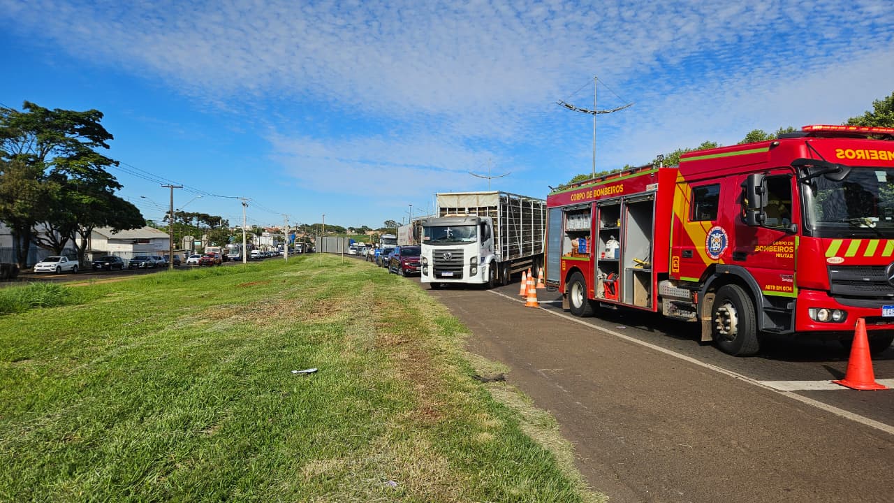 Duas pessoas ficam feridas após carreta prensar van na BR-369