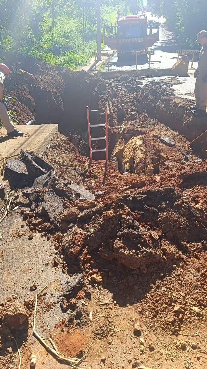 Cratera em rua preocupa moradores do Núcleo João Paulo em Apucarana