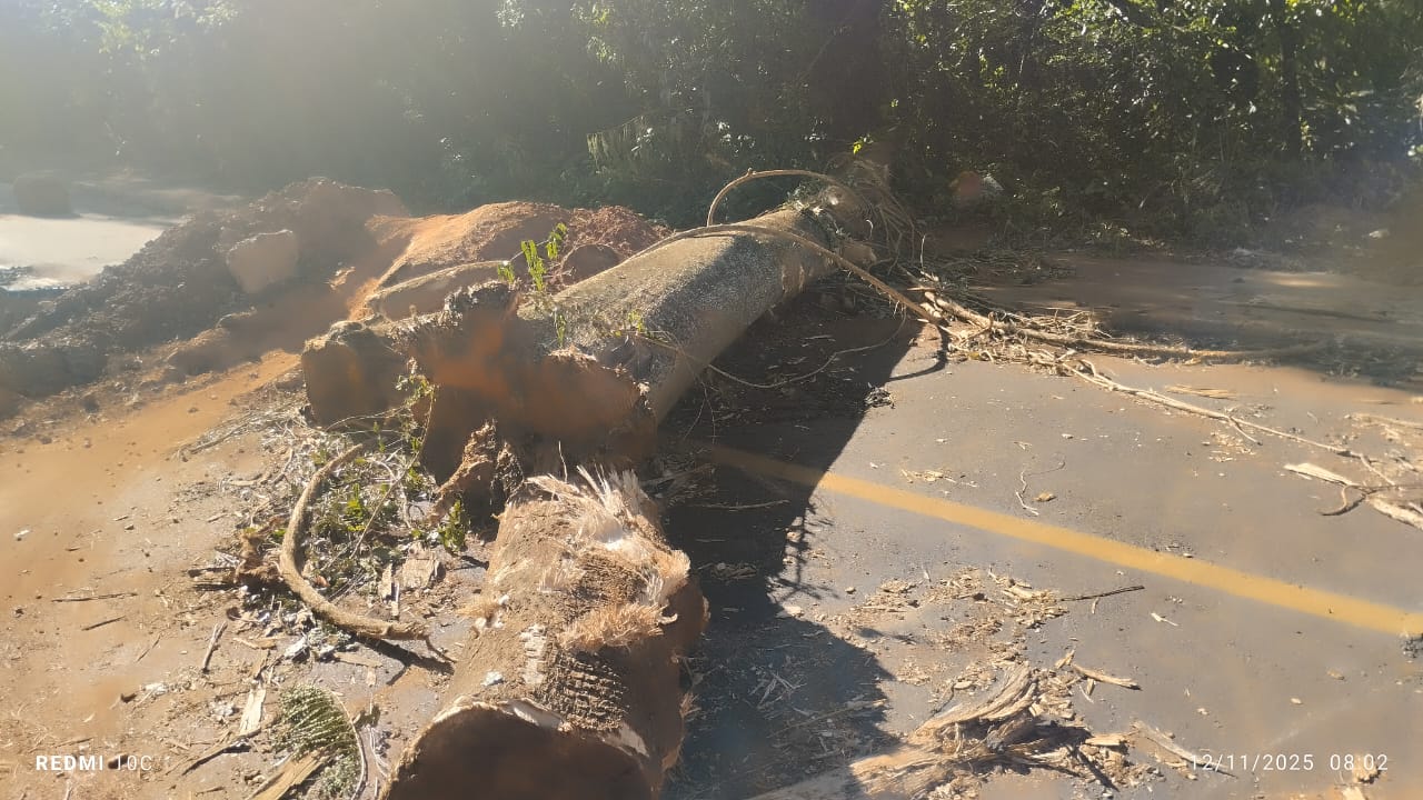 Cratera em rua preocupa moradores do Núcleo João Paulo em Apucarana
