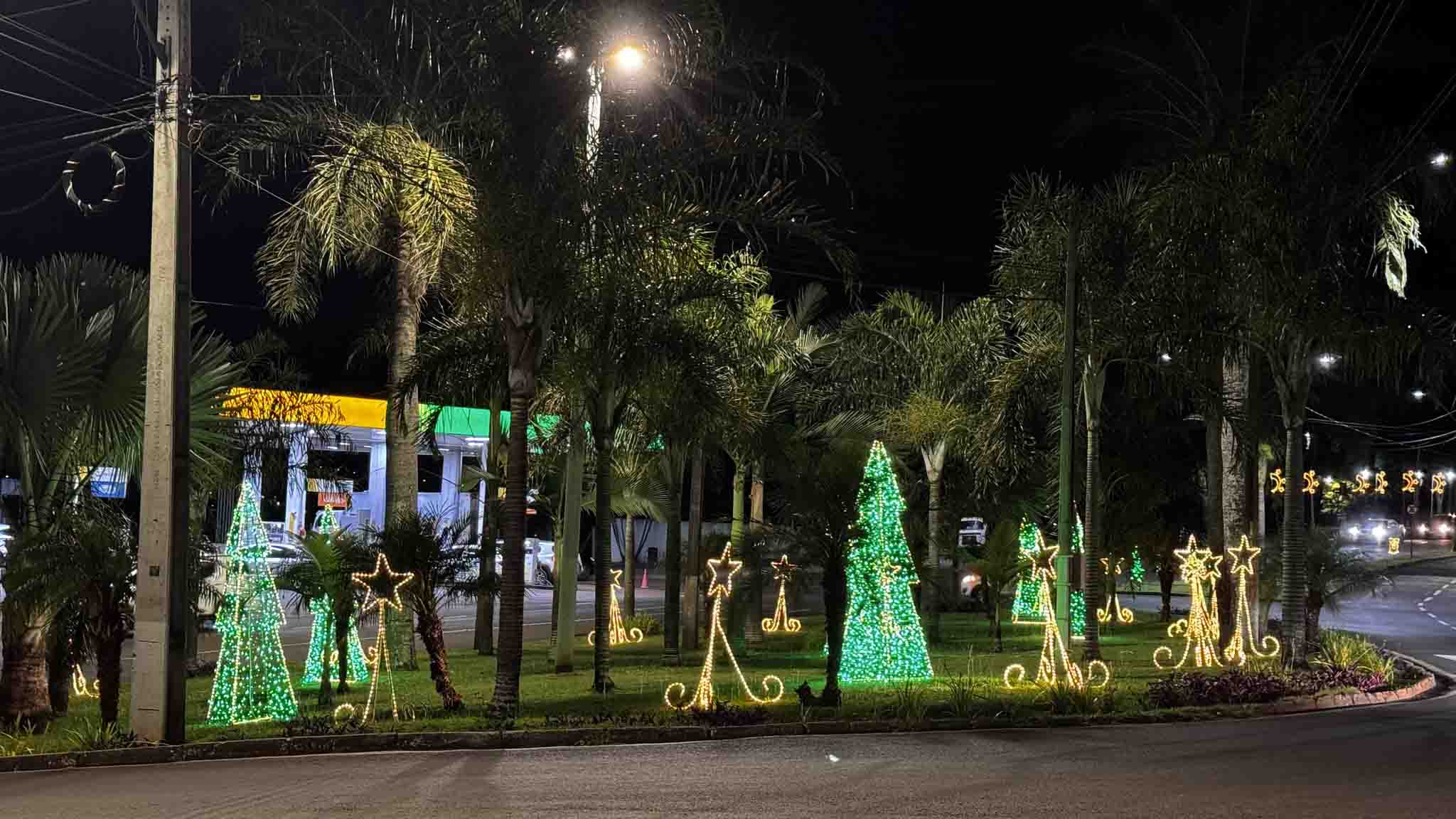 Decoração natalina transforma praças e avenidas de Ivaiporã