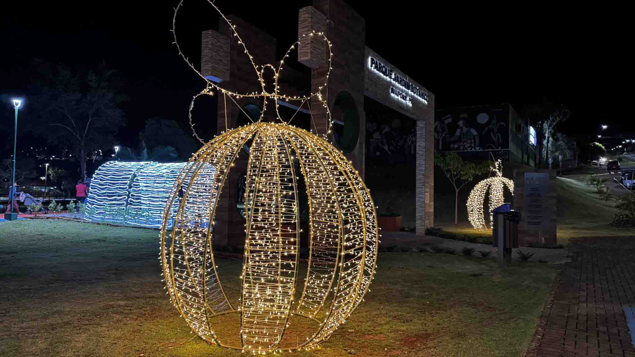 Decoração natalina transforma praças e avenidas de Ivaiporã