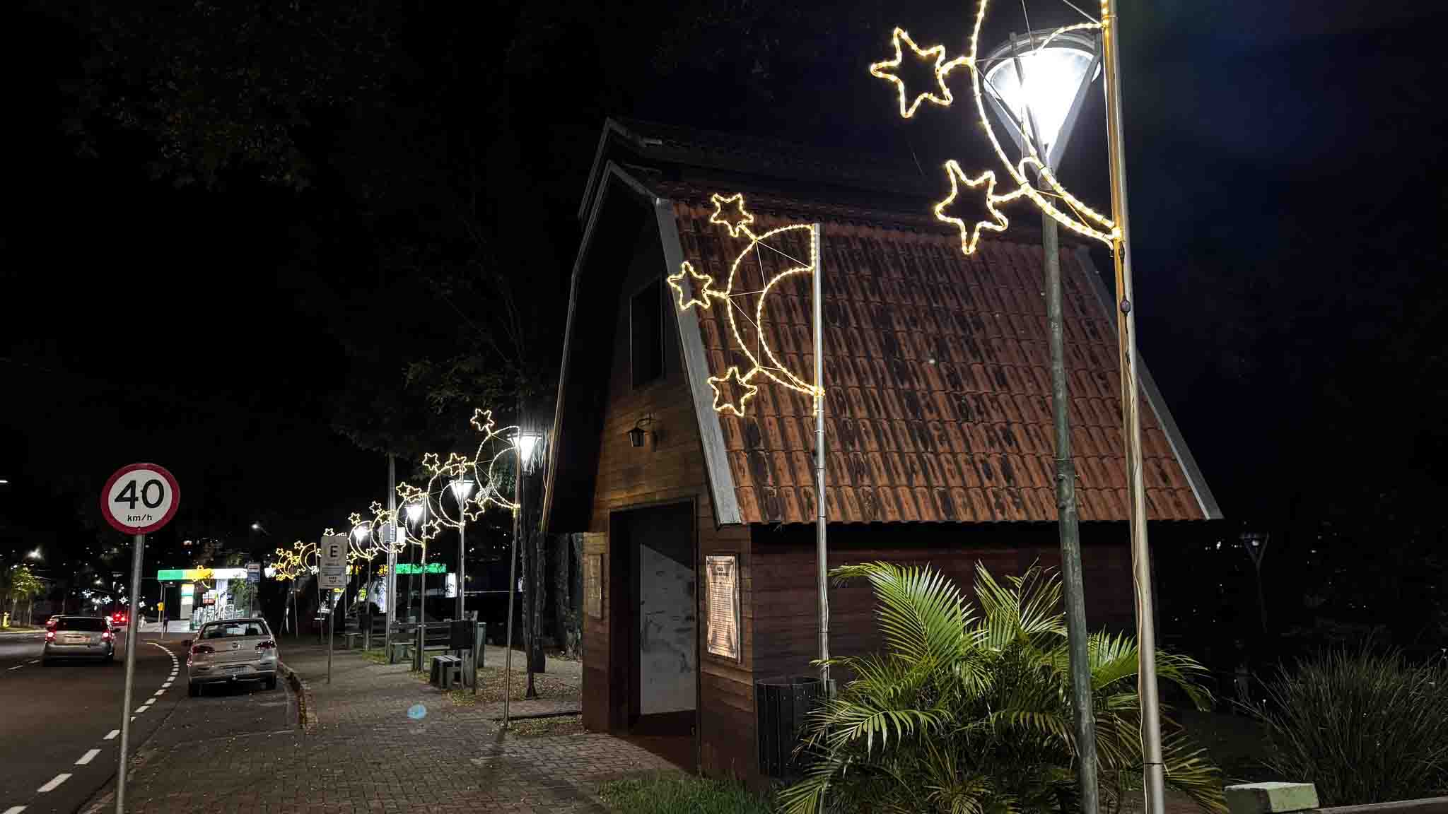 Decoração natalina transforma praças e avenidas de Ivaiporã