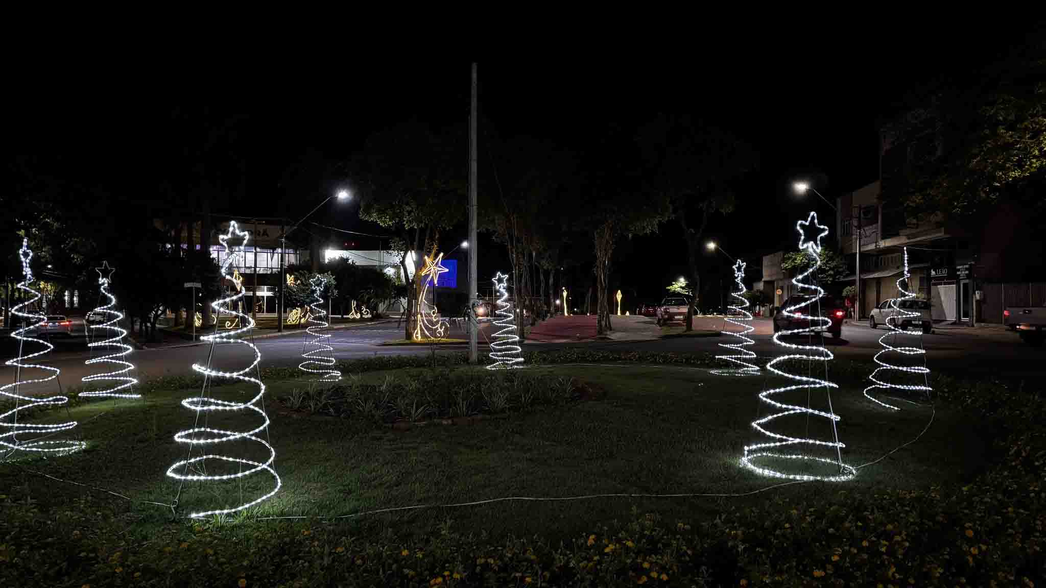 Decoração natalina transforma praças e avenidas de Ivaiporã