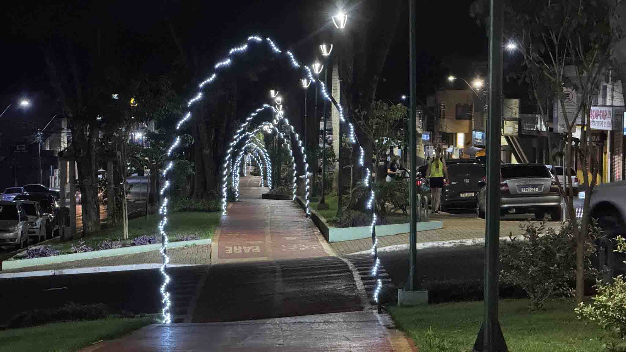 Decoração natalina transforma praças e avenidas de Ivaiporã