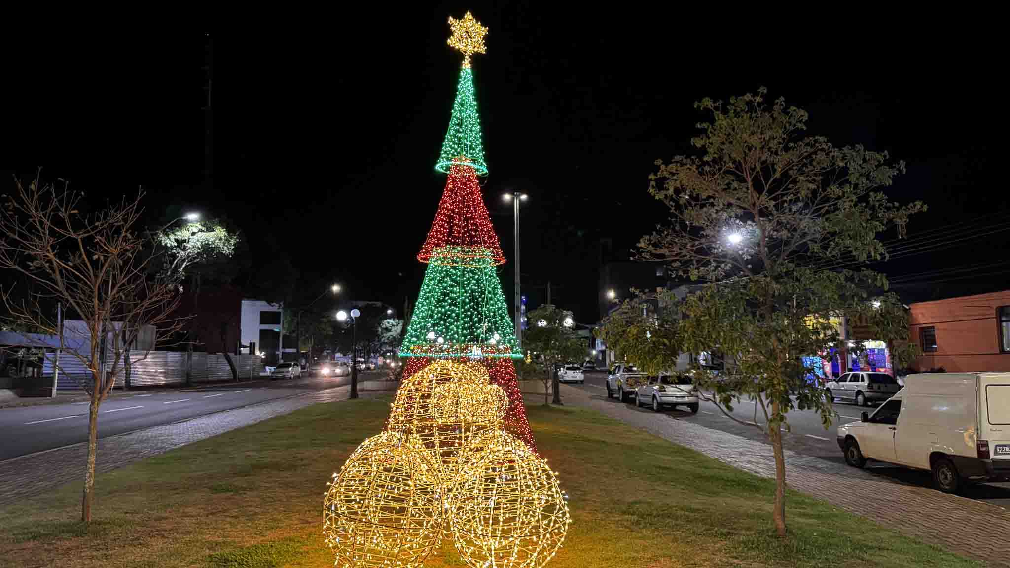 Decoração natalina transforma praças e avenidas de Ivaiporã