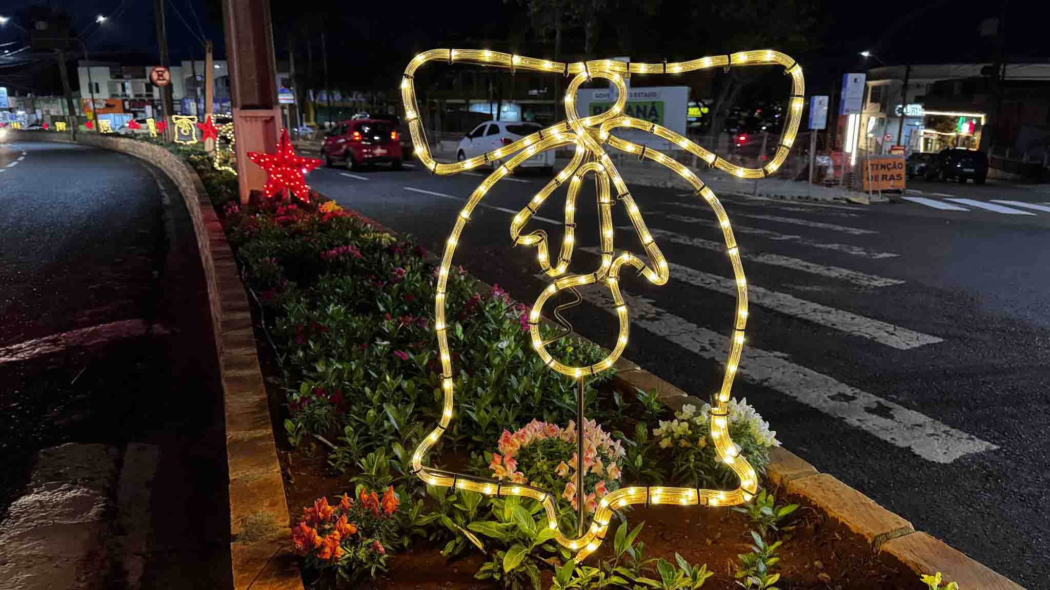 Decoração natalina transforma praças e avenidas de Ivaiporã