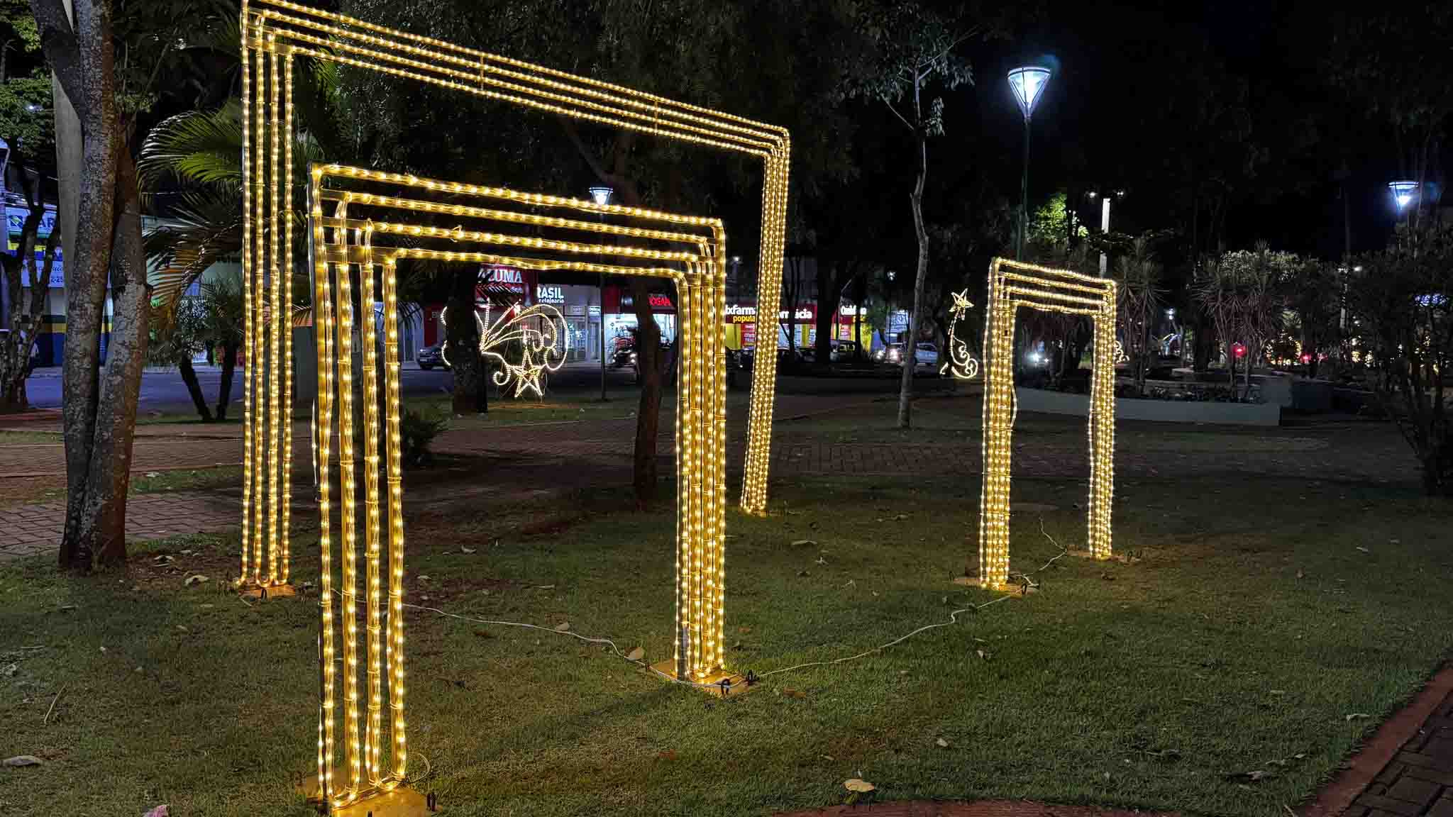 Decoração natalina transforma praças e avenidas de Ivaiporã