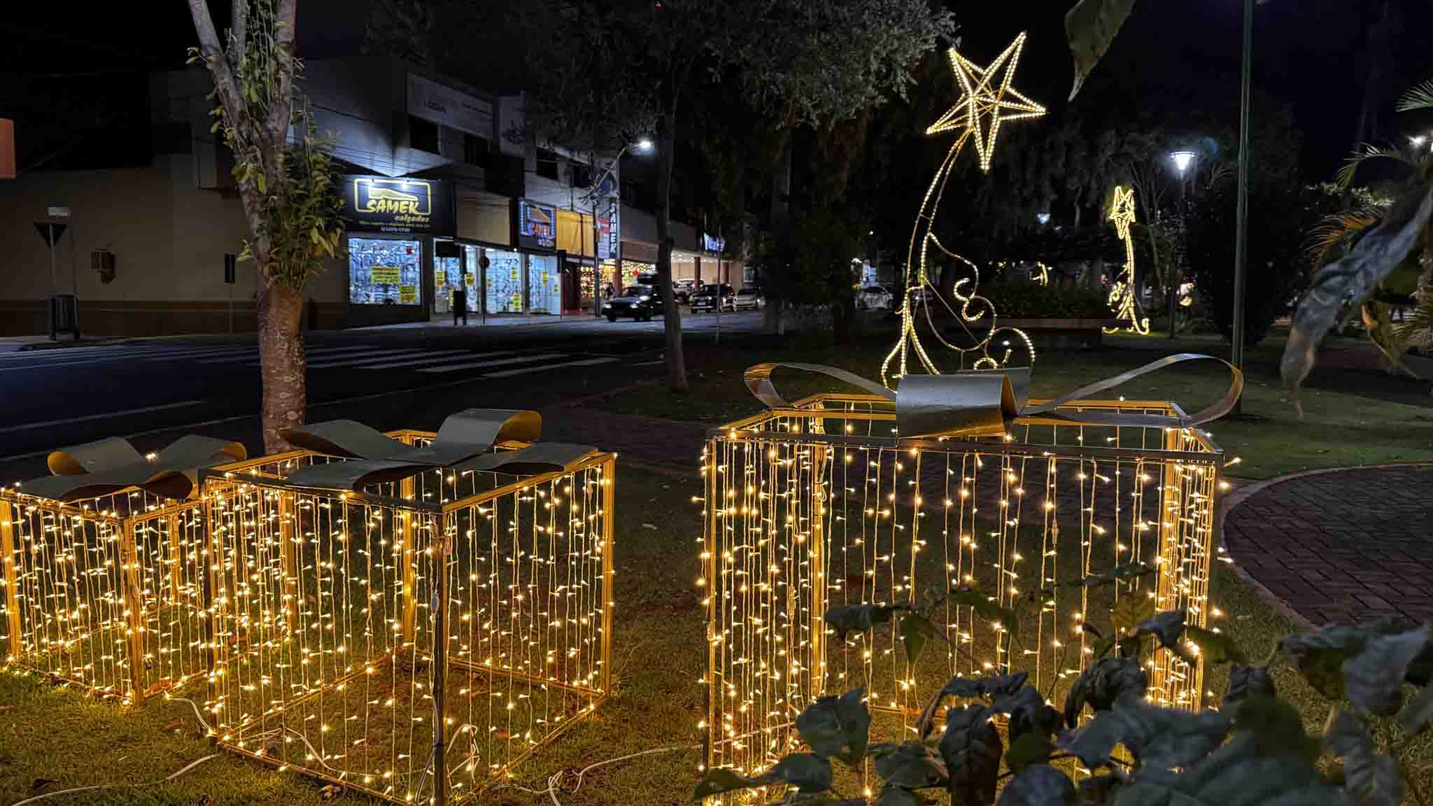 Decoração natalina transforma praças e avenidas de Ivaiporã