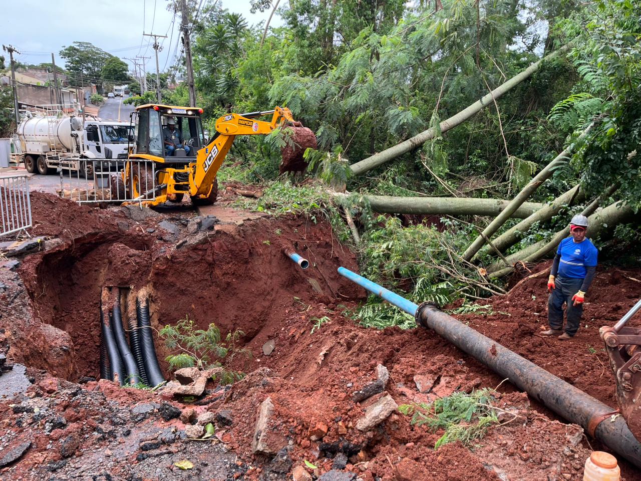Desmoronamento aumenta cratera em rua do Núcleo João Paulo; veja