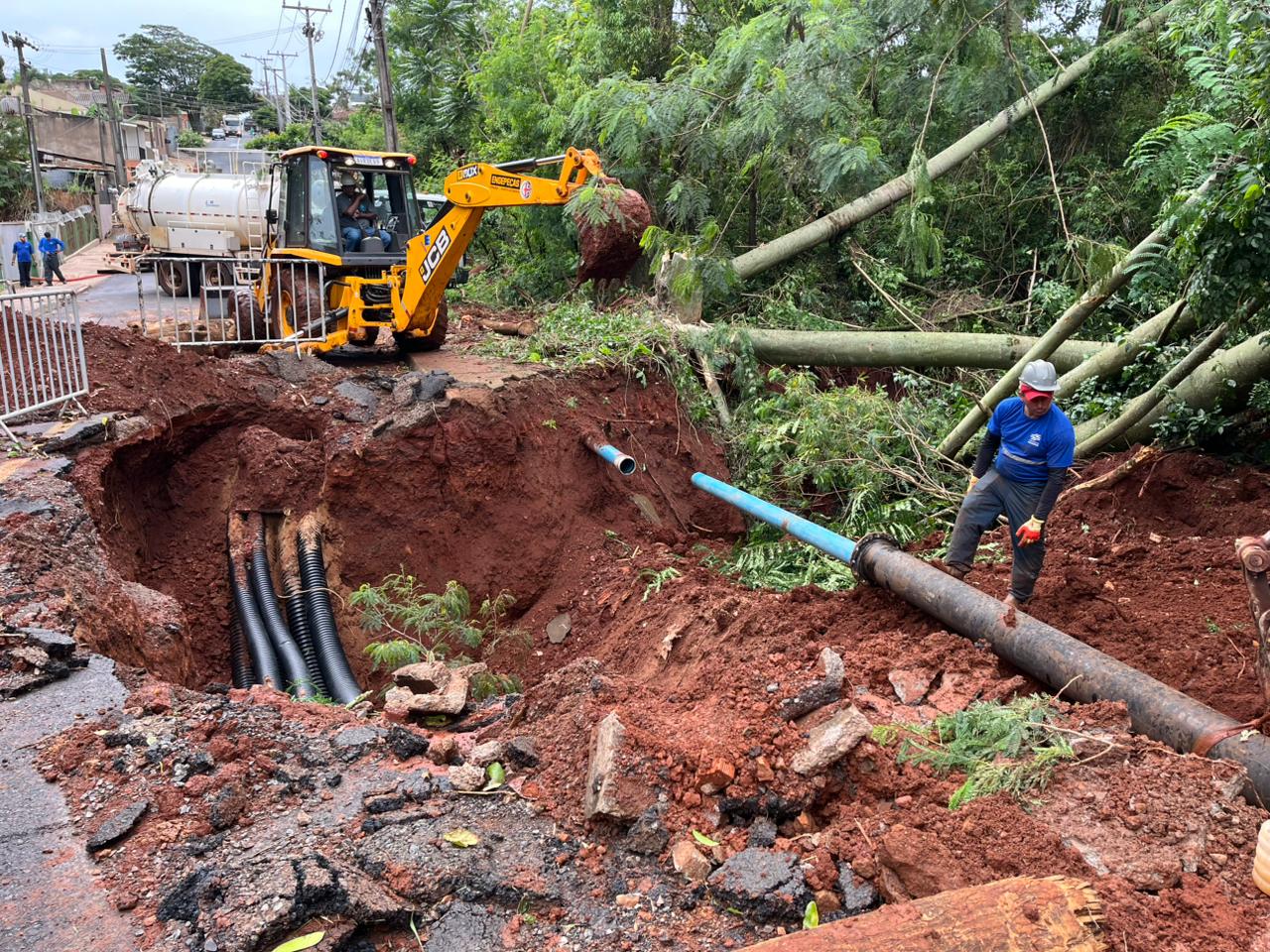 Desmoronamento aumenta cratera em rua do Núcleo João Paulo; veja