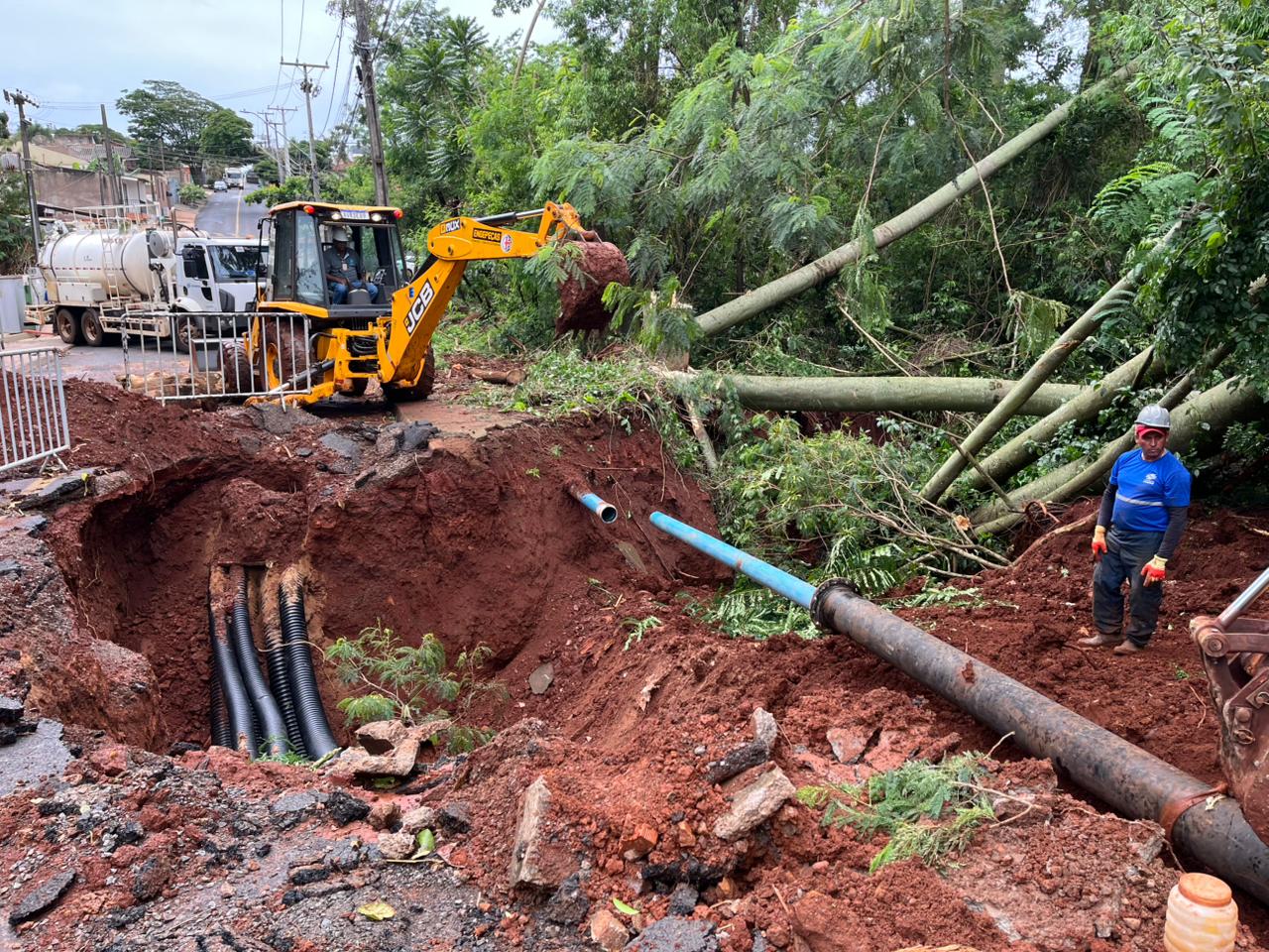 Desmoronamento aumenta cratera em rua do Núcleo João Paulo; veja