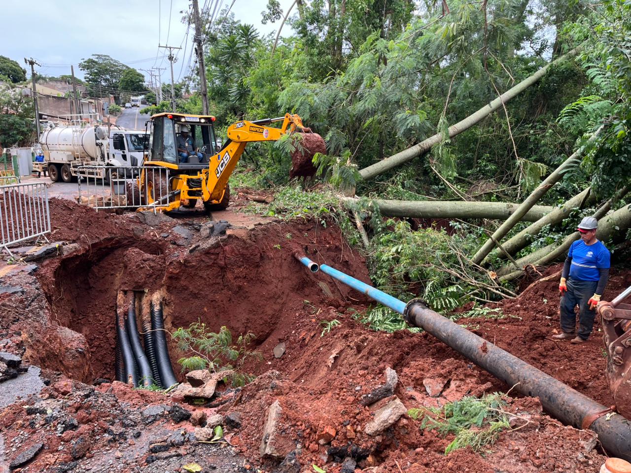 Desmoronamento aumenta cratera em rua do Núcleo João Paulo; veja